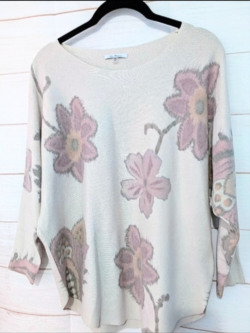 Nwot Vila Milano Floral Patterned Cream Sweater Size Medium